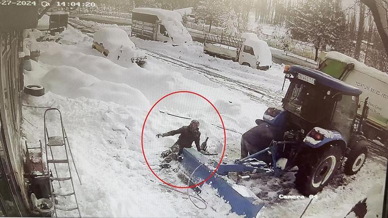 Üzerine çatıdan kar kütlesi düşen lastik tamircisi ölümden döndü | Video Haber