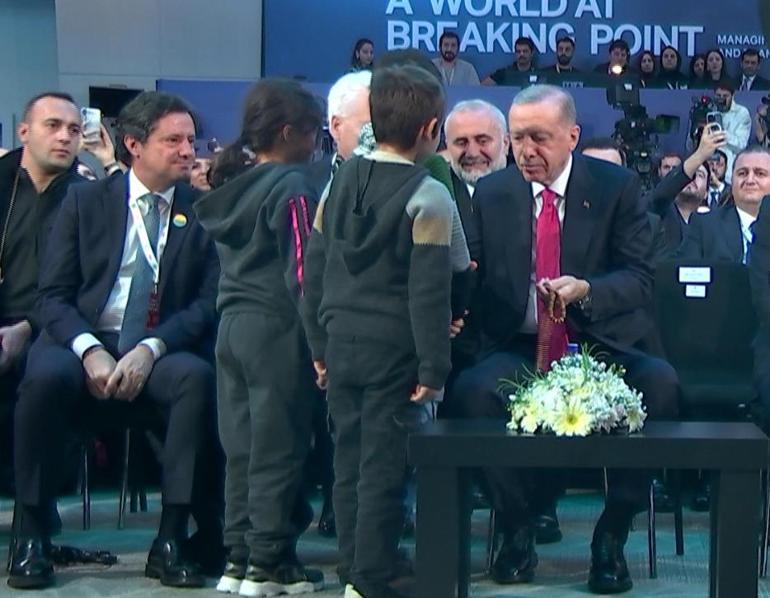 Filistinli çocuklar Cumhurbaşkanı Erdoğan’a hediye etti Konuşması boyunca kürsüde tutuldu | Video Haber