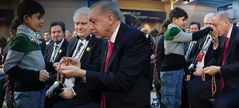 Filistinli çocuklar Cumhurbaşkanı Erdoğan’a hediye etti Konuşması boyunca kürsüde tutuldu | Video Haber