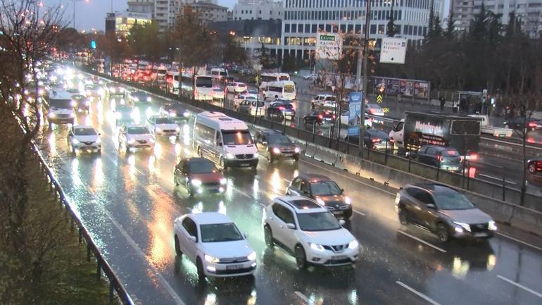 İstanbulda haftanın ilk iş gününde trafik yoğunluğu yaşanıyor