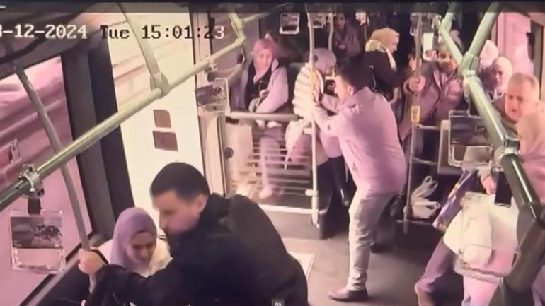 Fırlayan rögar kapağı metrobüsün kapısını kırdı, yolcu yola düştü