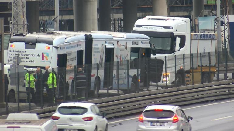 Fırlayan rögar kapağı metrobüsün kapısını kırdı, yolcu yola düştü