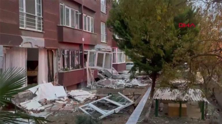 SON DAKİKA... Beylikdüzünde, 14 katlı binanın giriş katındaki dairede patlama: 1 can kaybı | Video Haber