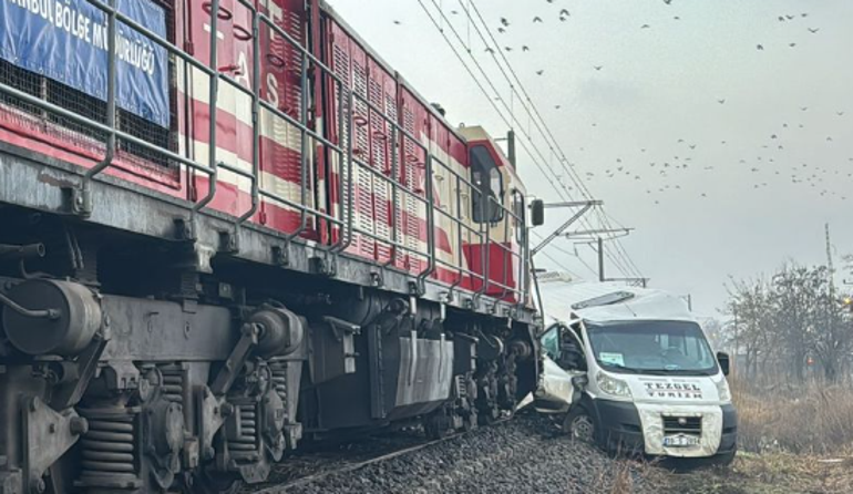 SON DAKİKA: Kırklareli’nde bir yük treni, işçi servisine çarptı | Video Haber