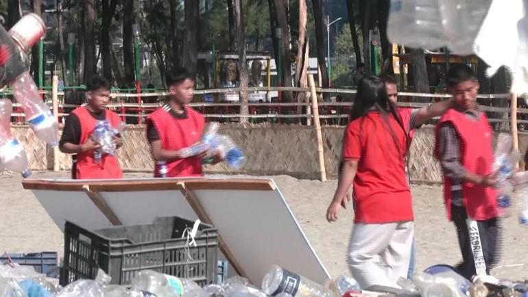 Bangladeşin ünlü plajından mesaj: 19 metrelik plastik heykel