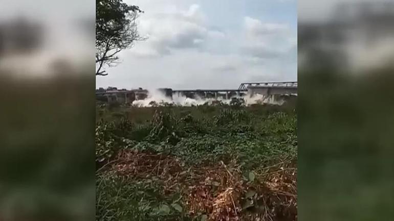 Meclis üyesi çatlakları gösteriyordu Brezilyada canlı yayında köprü çöktü | Video Haber