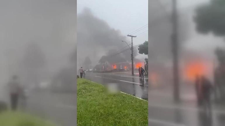 Meclis üyesi çatlakları gösteriyordu Brezilyada canlı yayında köprü çöktü | Video Haber