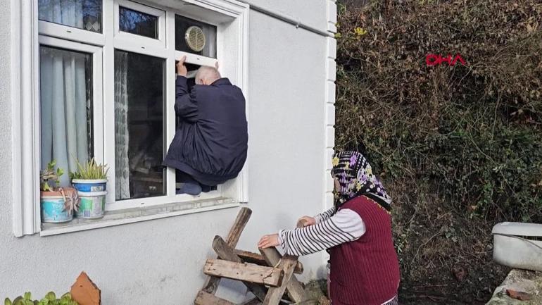 Heyelan nedeniyle evlerinin kapısı kapandı… Pencereden girip çıkıyorlar