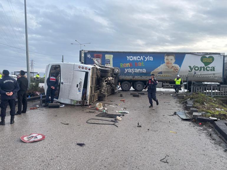 Son dakika... Balıkesirde TIR’la öğrenci servisi çarpıştı 28 kişi yaralandı | Video Haber