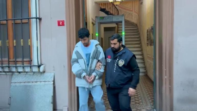 Yer: Beyoğlu... Sağlık ekiplerini darbedip kahkaha attı | Video Haber