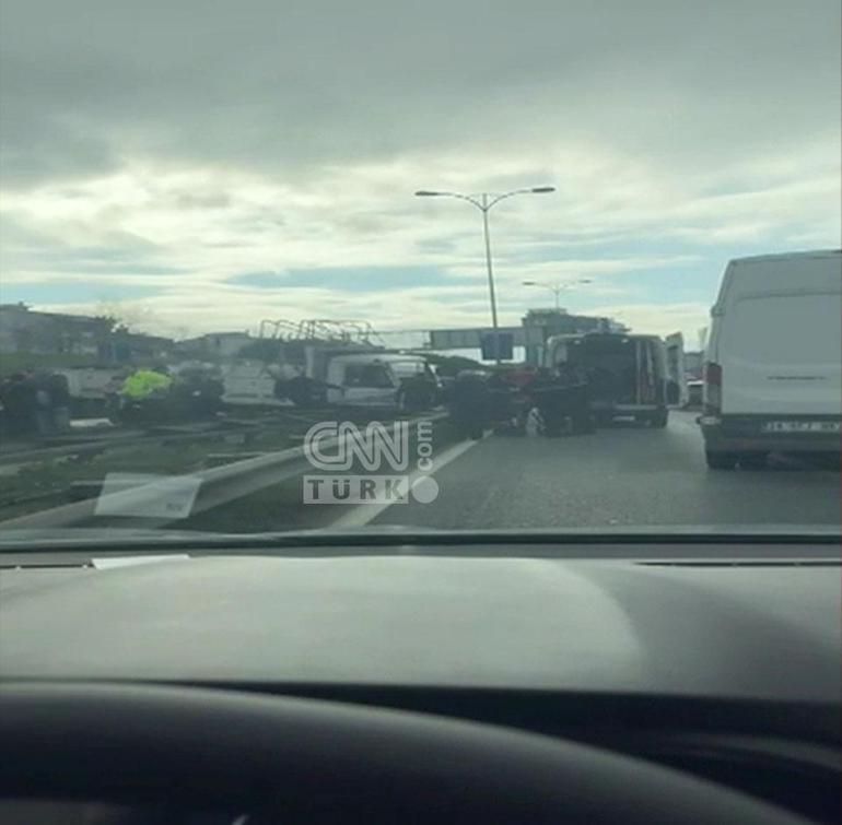 SON DAKİKA HABERİ: İstanbulda trafiği kilitleyen zincirleme trafik kazası | Video Haber