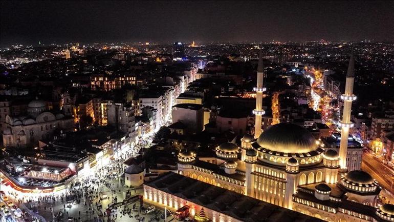 Geniş güvenlik önlemleri alındı Megakent İstanbulda yılbaşı yoğunluğu