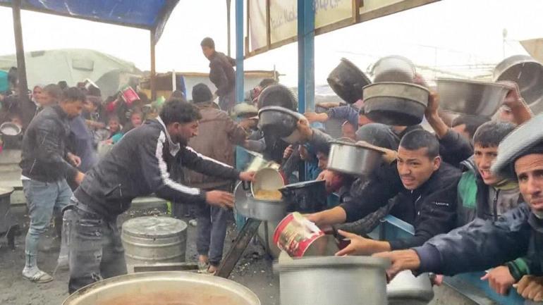 Çocuklar bir kap yemek için birbirini eziyor... Yüz binlerce Gazzeli aç