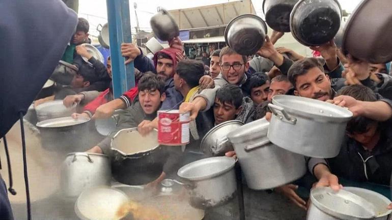 Çocuklar bir kap yemek için birbirini eziyor... Yüz binlerce Gazzeli aç