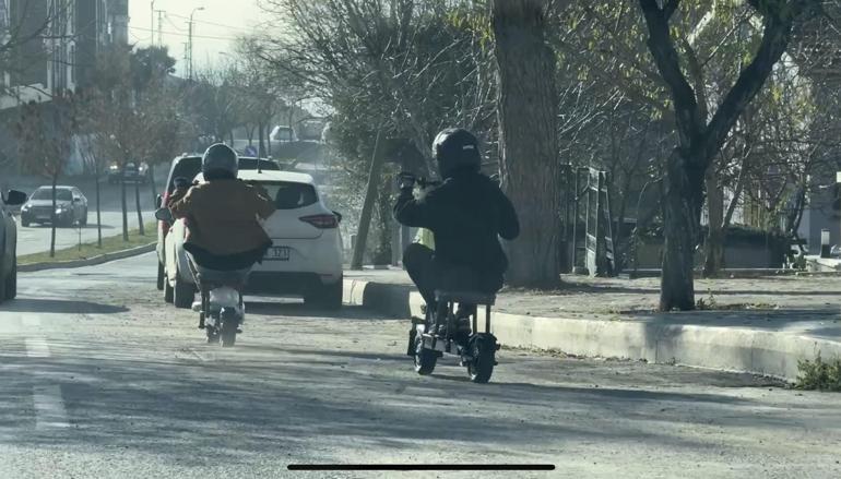 Trafikte inanılmaz görüntüler: Taburenin üzerinde elektrikli scooter sürdüler