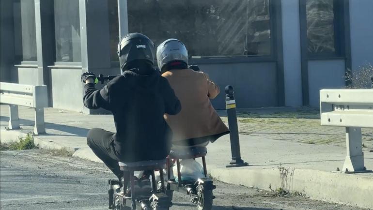 Trafikte inanılmaz görüntüler: Taburenin üzerinde elektrikli scooter sürdüler