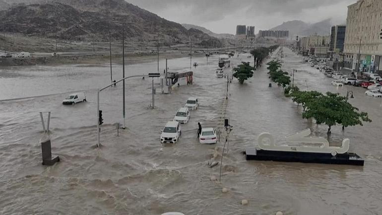 Mekke, Medine ve Ciddede kırmızı alarm Yollar göle döndü, araçlar suya kapıldı