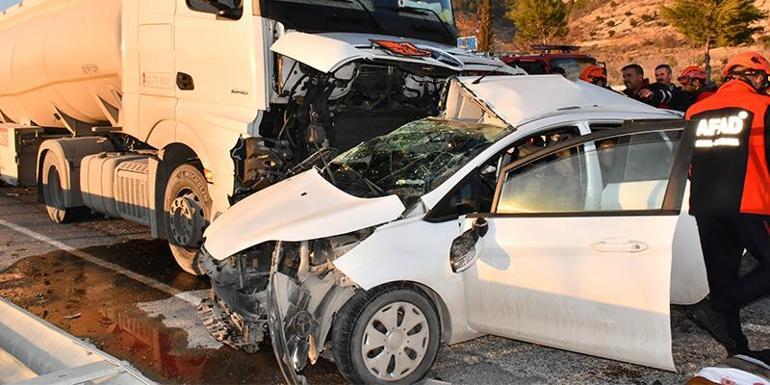 Son dakika | Adıyamanda otomobil ile yakıt tankeri çarpıştı: Ölü ve yaralılar var