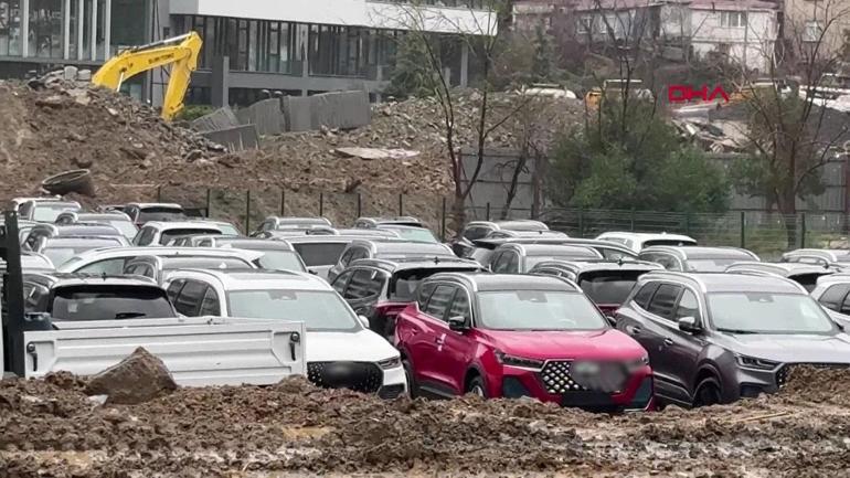 Sıfır araçlar otoparkta su içinde kaldı