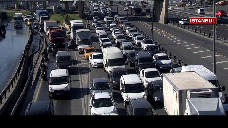 Trafik çilesinden kurtulmak için... | Yola erken çıkıp mesai öncesi arabada uyuyorlar