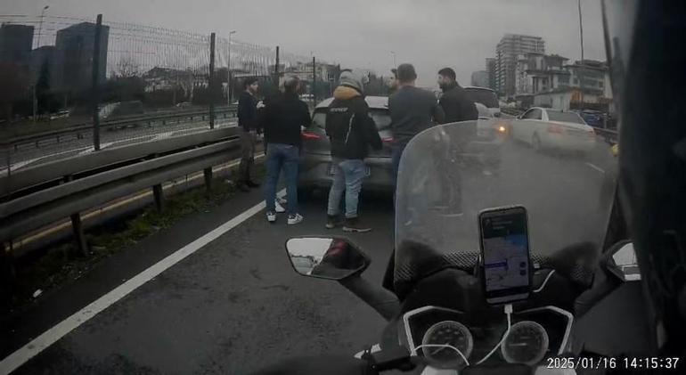 Bakırköyde yol verme tartışması yumruklu kavgaya dönüştü | Video Haber