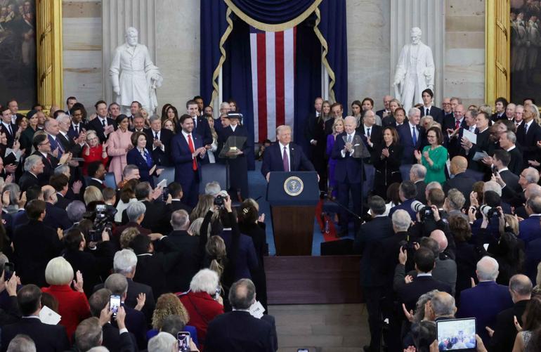 Trump başkan olarak ilk konuşmasını yaparken çevresinde kimler vardı İşte o 40 isim…