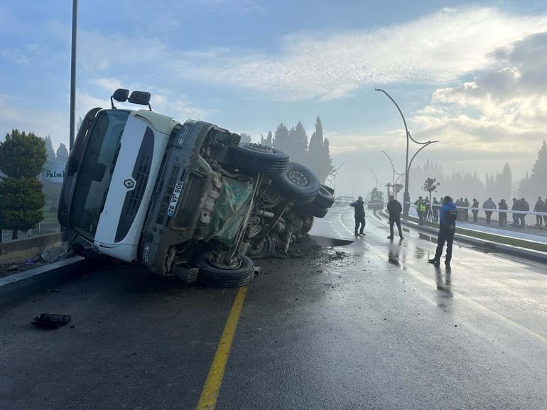 Balıkesirde yol çöktü Kamyon devrildi