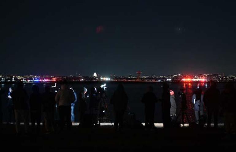 SON DAKİKA ABDnin Başkenti Washington Yakınlarında Askeri Helikopterle Yolcu Uçağı Çarpıştı