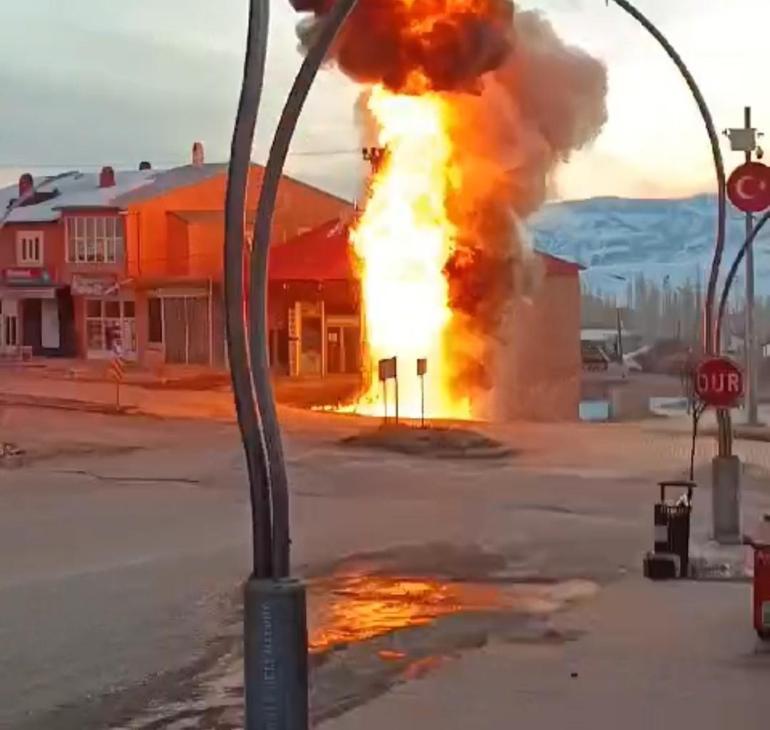 Vanda trafo alev alev yandı | Video Haber