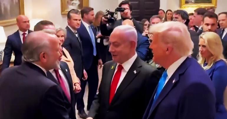 O GÖRÜNTÜ VİRAL OLDU…  Trump, Netanyahu sandalyesini itti