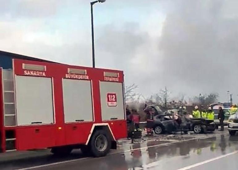 Otoyolda feci kaza Otomobil bu hale geldi...