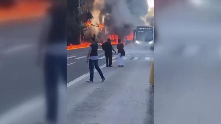 Son Dakika Haberi | Brezilyada uçak yolda araçların üzerine düştü | Video Haber