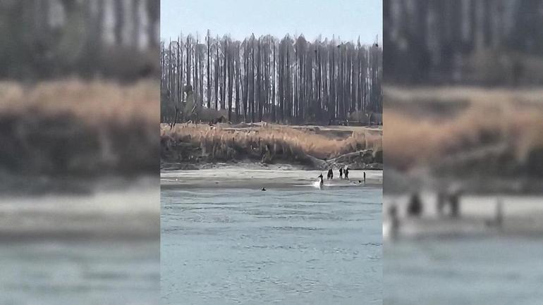 Çinde kahramanlık dolu kurtarma anı: Atıyla nehre atladı