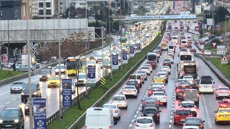 İstanbulda haftanın ilk günü trafik yoğunluğu