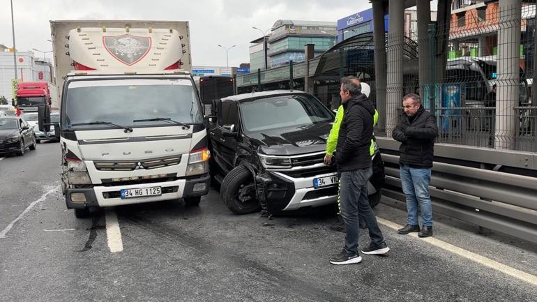 İstanbulda D-100’de zincirleme kaza: 2 yaralı