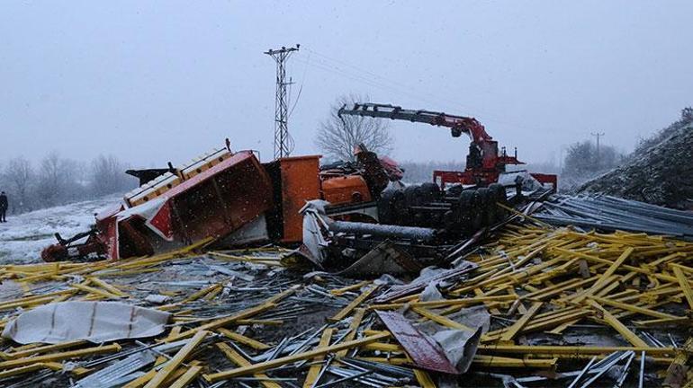 Feci kaza İki araç köprüden uçtu: Can kayıpları var