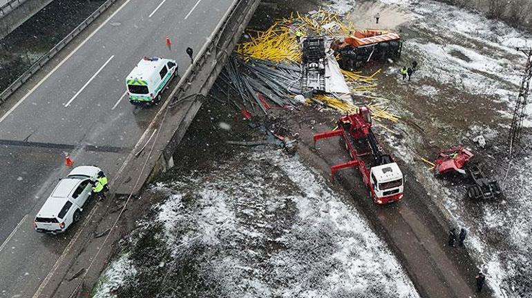 Feci kaza İki araç köprüden uçtu: Can kayıpları var