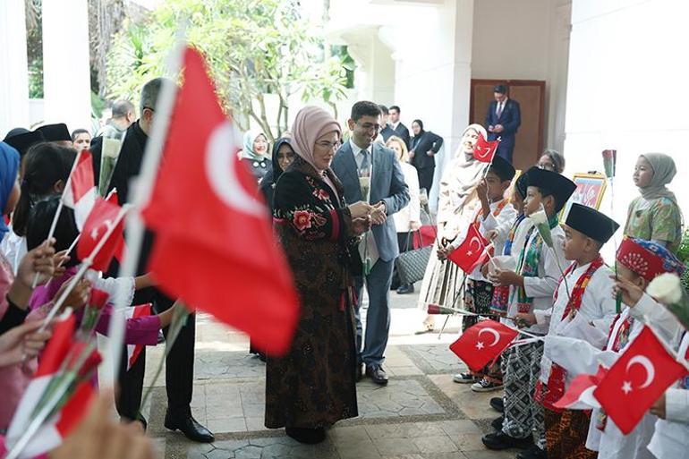 Emine Erdoğan, Endonezyada Yunus Emre Enstitüsünü ziyaret etti