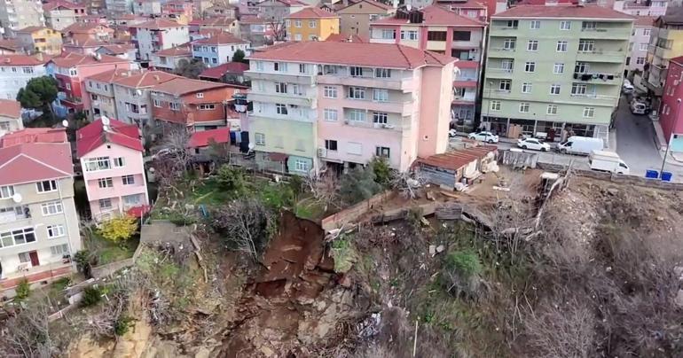 Üsküdarda toprak kayması 2 bina boşaltıldı...