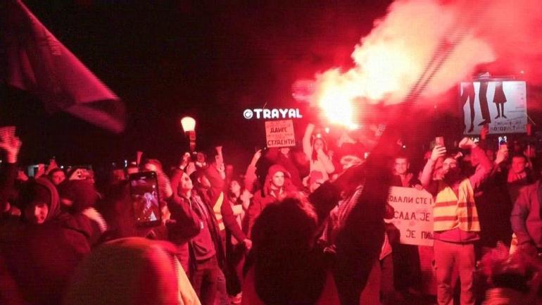 Sırbistanda tarihin en büyük yolsuzluk protestosu: On binler sokağa akın etti