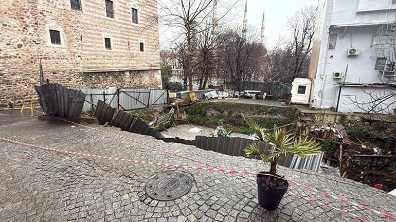 Fatihte toprak kayması sonucu yol çöktü | Video Haber