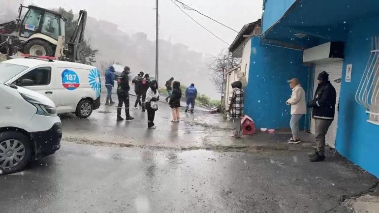 Eyüpsultanda çatlaklar oluşan 4 bina tahliye edildi