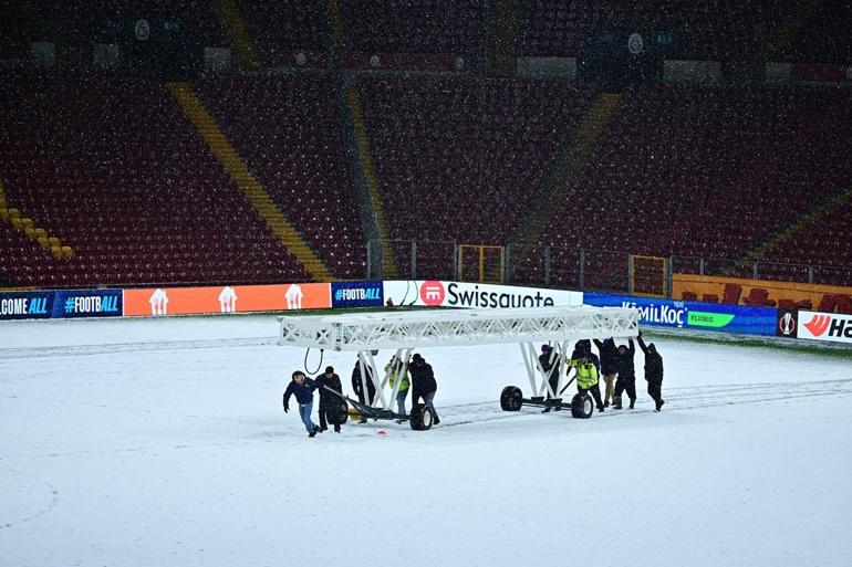 Galatasarayın stadı RAMS Parkta son durum Kar küreme araçları nöbette...