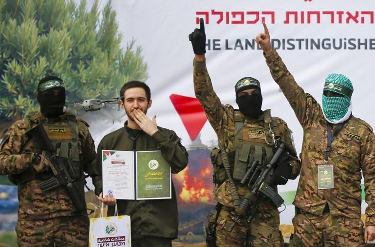 Esir takasına damga vuran görüntü İsrailli rehine Hamas üyesini alnından öptü