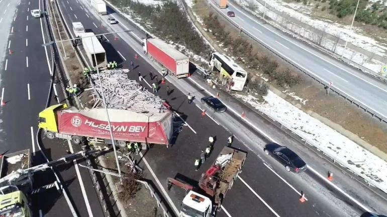 Son Dakika... Kuzey Marmara Otoyolunda trafiği kilitleyen kaza: TIR otobüse çarptı