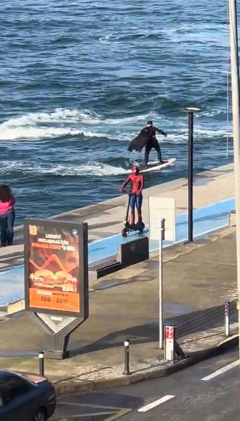 İstanbulda ilginç görüntü: Bir yanda Batman bir yanda Spider Man | Video Haber