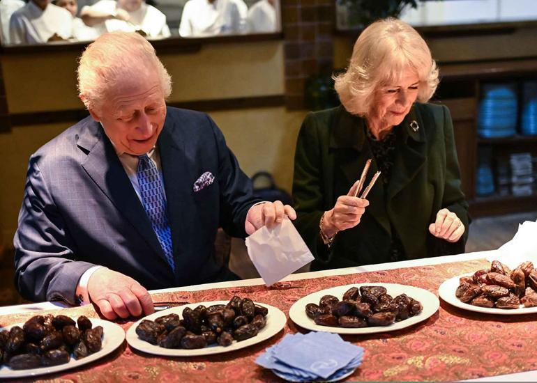 Kral Charles ve Kraliçe Camilla, Ramazan hazırlıklarına katıldı: Hurma paketlediler