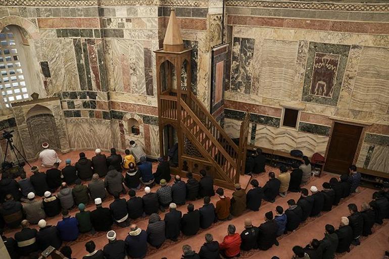 On bir ayın sultanı Ramazan ayının ilk teravih namazı kılındı