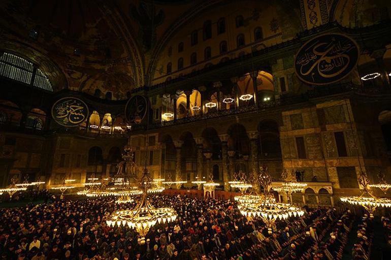 On bir ayın sultanı Ramazan ayının ilk teravih namazı kılındı