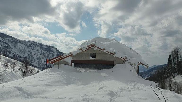 Artvin Macahel yoluna çığ düştü